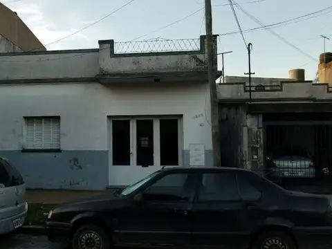 EN VENTA EN CASEROS 2 PROPIEDADES JUNTAS: CASA AL FTE. + CASA AL FONDO + CASA EN P.A. - FICHA 7631