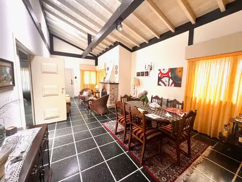 Casa 5 ambientes con 2 baños