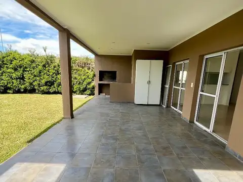 Casa en Alquiler con 4 cocheras