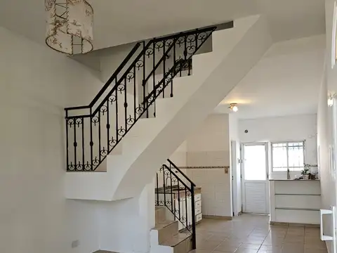 DUPLEX EN ALQUILER MORENO SUR  CON COCHERA PATIO Y DOS DORMITORIOS - TODOS LOS SERVICIOS-