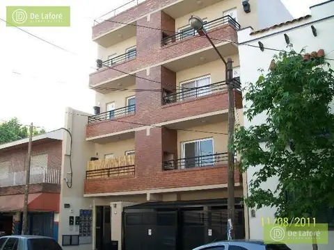 VENTA - Departamento de 2 ambientes en Victoria, con balcón y parrilla y cochera descubierta
