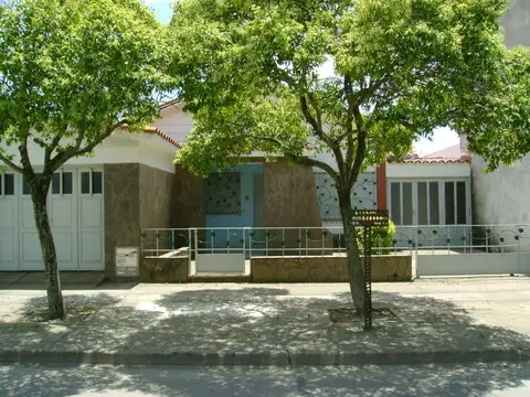 Chalet Amplias Comodidades.Centrico Con Servicios Consulte *