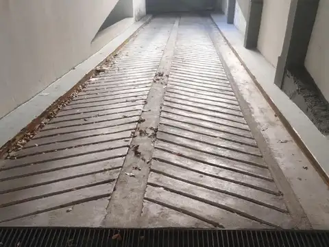 Cochera cubierta en edificio exclusivo para cocheras