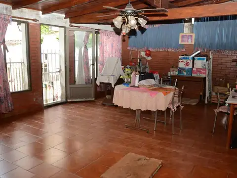 Casa 5 ambientes con 2 baños