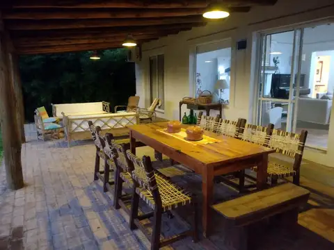 Casa en Alquiler con 2 cocheras