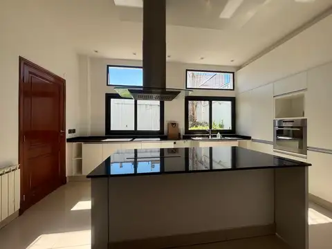Casa 6 ambientes con 3 baños
