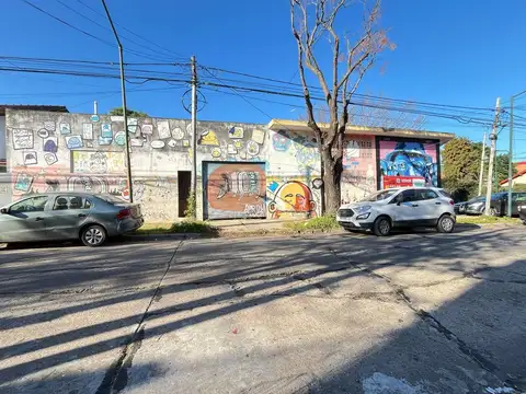 Galpon doble frente con salida a dos calles.