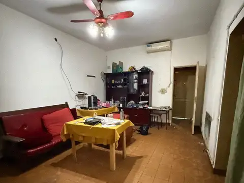 Casa tipo 3 ambientes con cochera y pequeño quincho