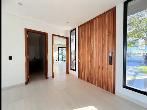 Casa en Venta con 4 cocheras