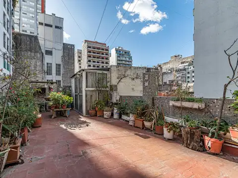 Venta. 3 Ambientes. Terraza propia. Sarmiento y Uriburu.