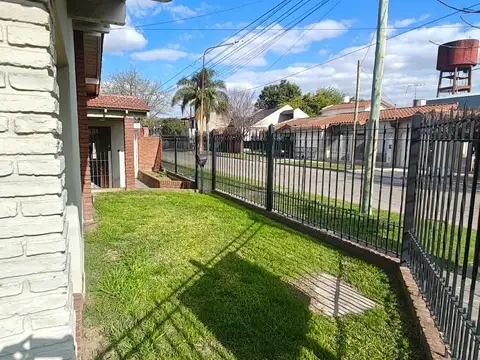 Casa en Esquina 4 Ambientes en Venta con Patio y Cochera en Morón Sur