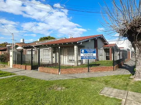 Casa en Esquina 4 Ambientes en Venta con Patio y Cochera en Morón Sur