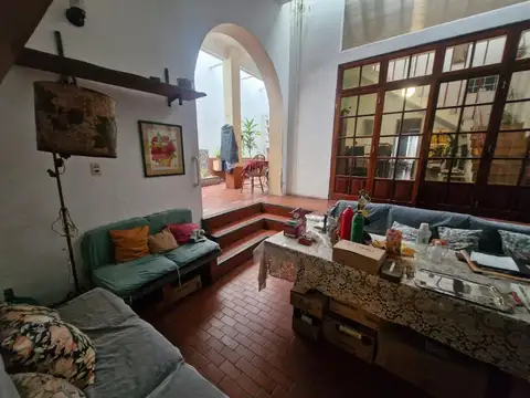 Excelente Casa 5 Ambientes sobre lote propio Cochera Parrilla Jardin y Terraza