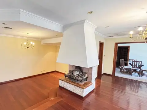 VENTA CASA C/PILETA Y COCHERA EN MERLO