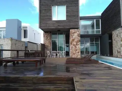 Casa 7 ambientes con 2 baños