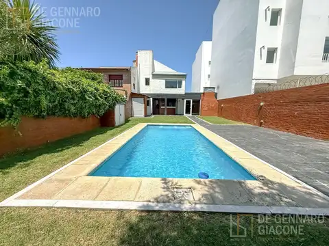 Casa en Venta con 3 cocheras