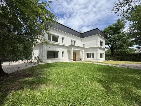 VENTA CASA 8 AMBIENTES CON PILETA EN SEPTIEMBRE
