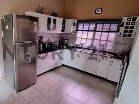 Casa 5 ambientes con 2 baños