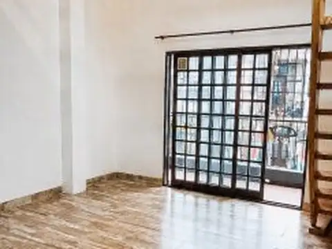 Monoambiente tipo loft con entrepiso y balcón al frente en Flores