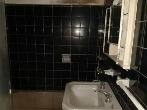 Excelente propiedad con 3 departamentos, 2 cocheras y un local