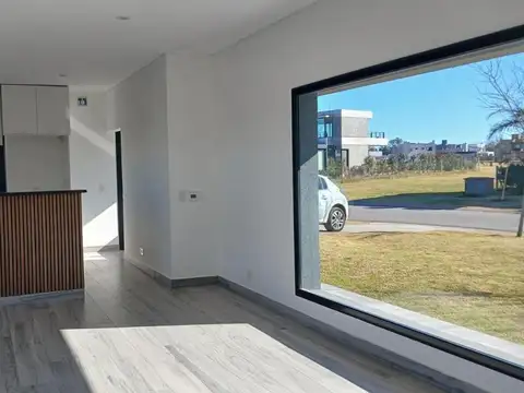 Casa en Alquiler con 3 cocheras