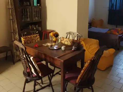 DEPARTAMENTO MONOAMBIENTE DIVIDIDO, PRIMER PISO POR ESCALERA AL FRENTE, MUY LUMINOSO 
