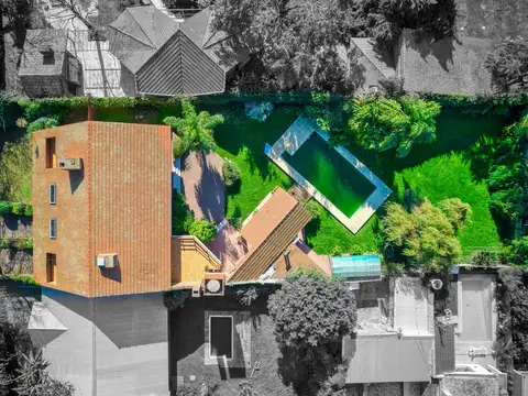 Casa 5 dormitorios, terreno 1200m2, pileta, quincho, Centro de Funes.