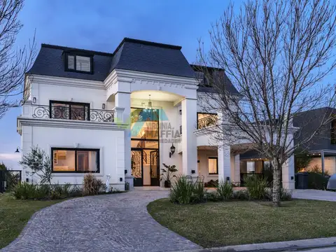 Casa 7 ambientes con 8 baños