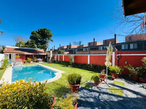 Casa en venta con jardín, pileta y quincho, en San Isidro