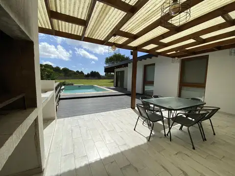 Casa 6 ambientes con 2 baños