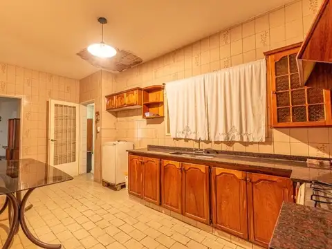 VENTA | CASA 4 AMB | 200 M² | RAMOS MEJÍA | A REFACCIONAR | LOTE PROPIO | 2 PLANTAS |PATIO + TE...