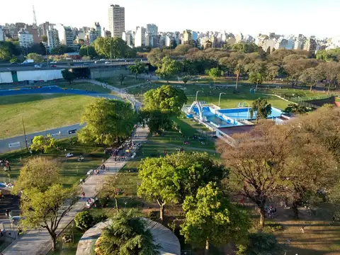 Frente a Parque Chacabuco, 2 amb con balcón aterrazado - dormitorio en suite - toilet