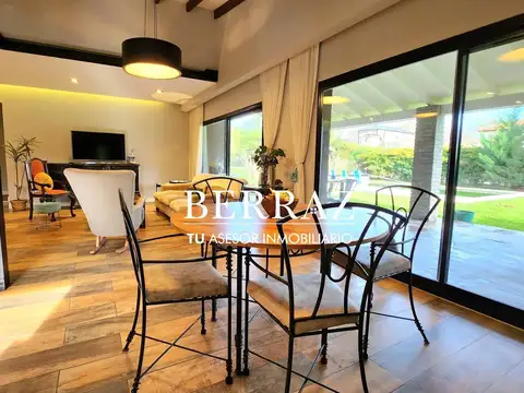 Casa en Venta con 2 cocheras