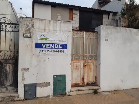 Casa a demoler en venta en Villa Del Parque. Valor Terreno, Ideal Constructora