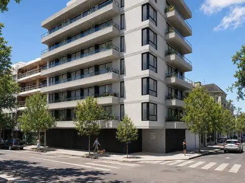Amplio monoambiente con balcón en construcción
