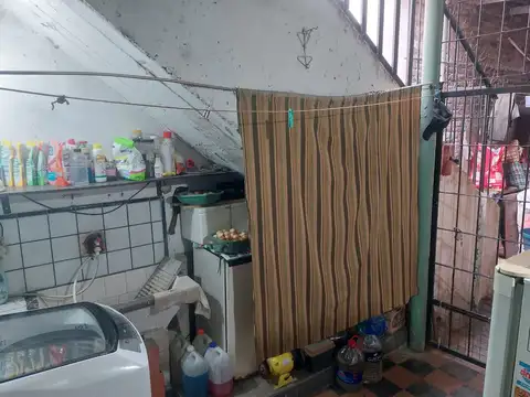 Venta Casa Tres Ambientes Pb, 1°p Monoambiente Y Galpón. La Tablada