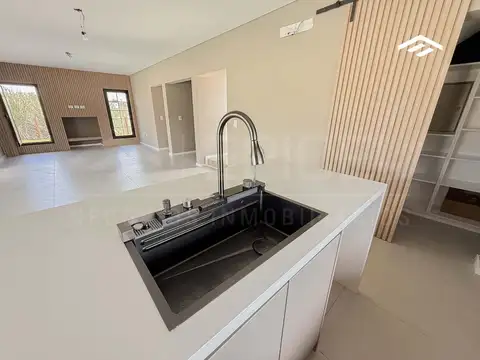 Casa 5 ambientes con 4 baños