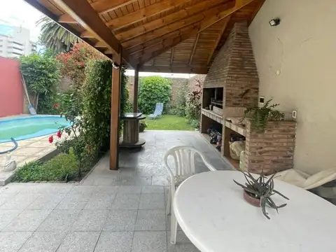 Casa 6 ambientes con 2 baños