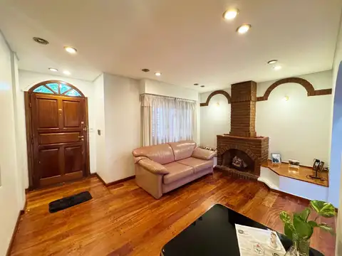 Venta de Casa LOTE PROPIO de 4 ambientes con Cochera, Jardín, Parrilla y Terraza en Caballito