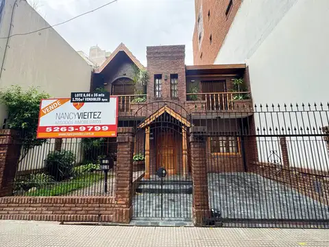 Venta de Casa LOTE PROPIO de 4 ambientes con Cochera, Jardín, Parrilla y Terraza en Caballito