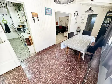 Casa 4 ambientes con 2 baños