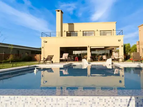 Casa 5 ambientes con 5 baños