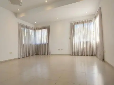 Casa 8 ambientes con 2 baños