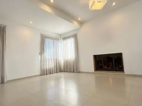 Casa en Alquiler con 2 cocheras