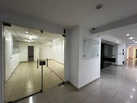 Oficina 4 ambientes con 5 baños