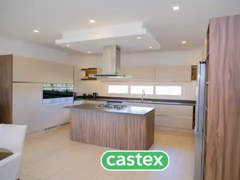 Casa 6 ambientes con 4 baños