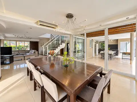 Casa en Venta con 3 cocheras