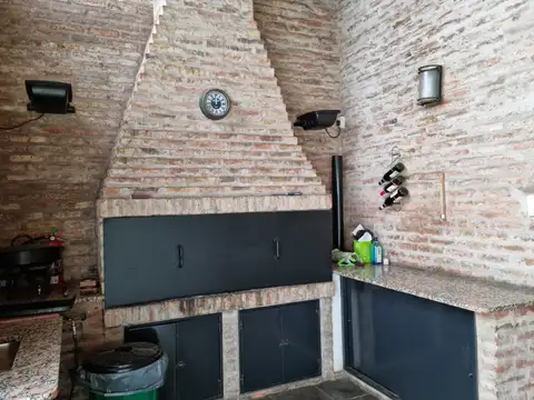 *CHALET EN 3 PLANTAS, SOBRE LOTE DE 10 X 10 Y 11 X 25 *FONDO LIBRE CON PISCINA Y AMPLIO QUINCHO