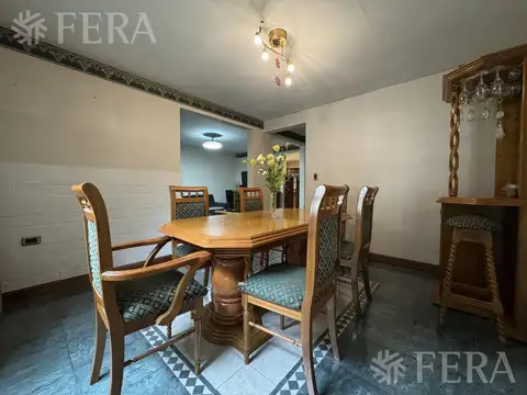 Venta casa 5 ambientes con cochera en Ezpeleta Quilmes