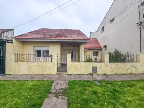 Chalet 3 amb. con dependencia y patio. Apto crédito- Rosales y Cerrito